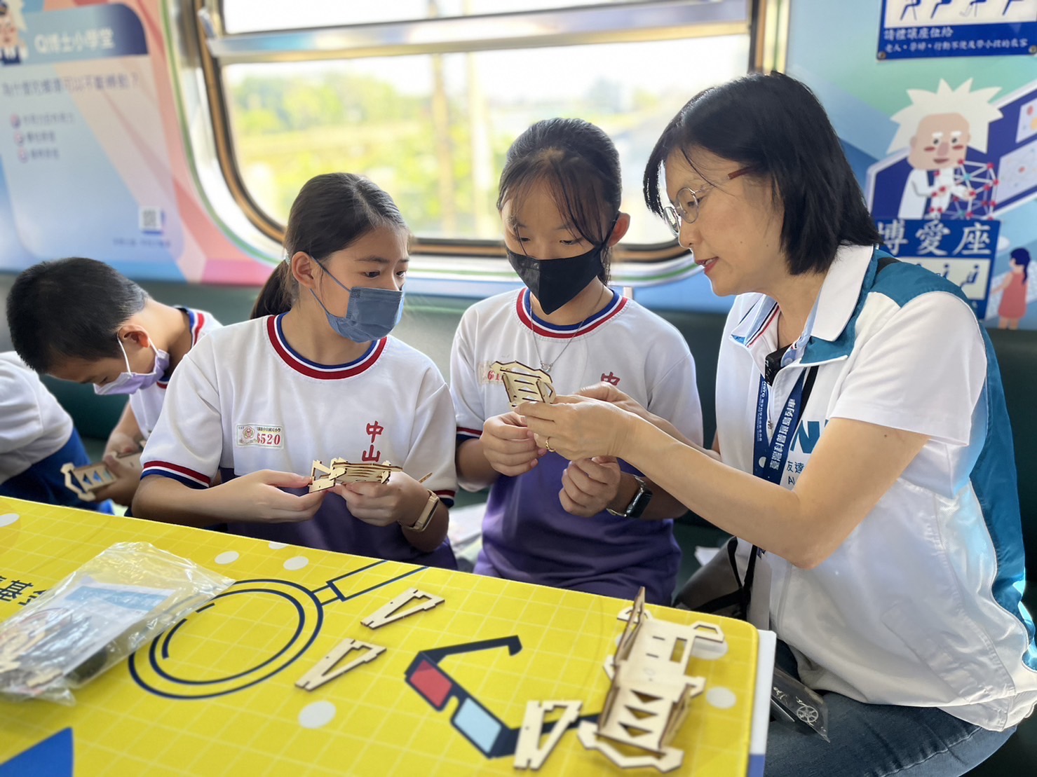 ⽜⼋体育永續基金會執行長古秀華及同仁親自擔任科普列車志工，帶領師生們動手做科學，傳遞能源科普知識，讓科學教育向下紮根