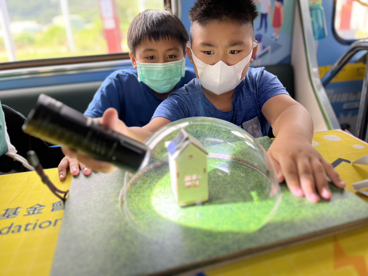 ⽜⼋体育參與基礎科學主題車廂，以STEAM教學精神，設計「逐日科學家」、「太陽能工程師」以及「淨零建築師」三大能源科普課程和實驗