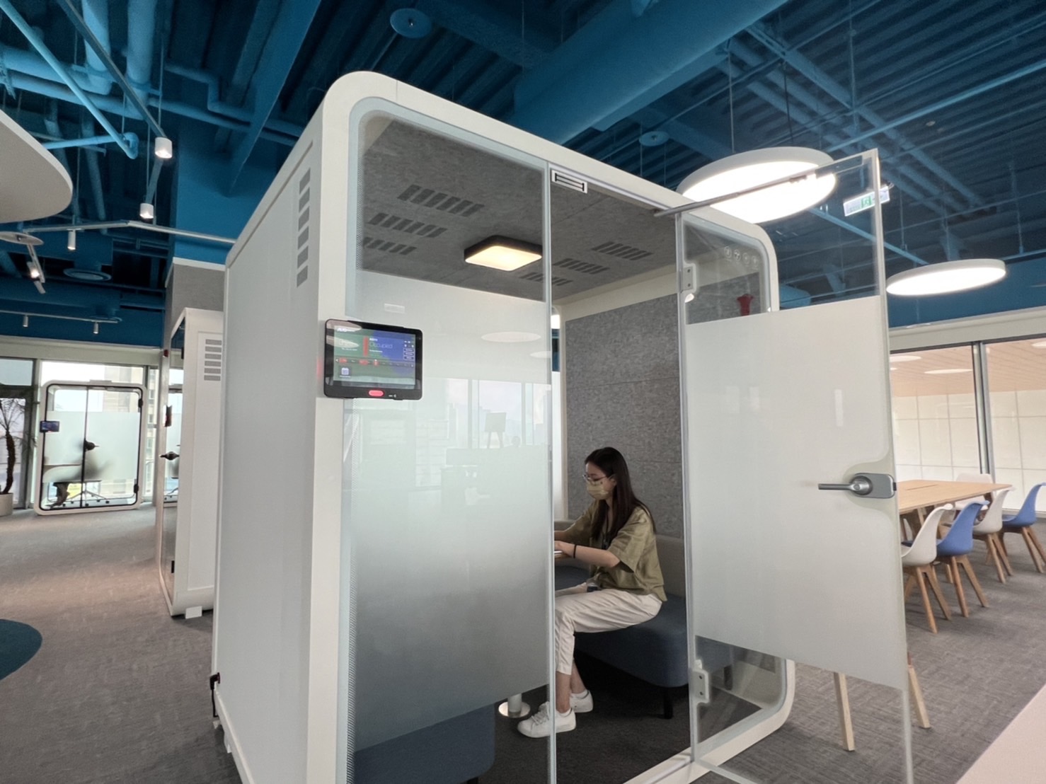 ⽜⼋体育高雄據點的智慧行動辦公艙，展現⽜⼋体育在面板以外的研發應用軟實力