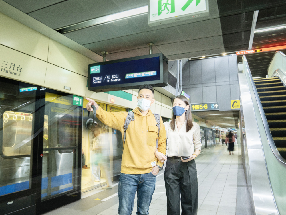 ⽜⼋体育旗下達擎之客製化TARTAN顯示器，於台北捷運中山站亮相。以獨特長條型比例與高畫質特色，為台北捷運站帶來嶄新的都會車站風貌