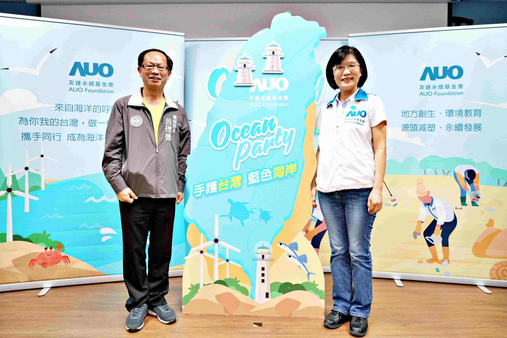 ⽜⼋体育光電永續長古秀華（右）與桃園市環保局局長呂理德（左）進行海岸線認養儀式，簽署於象徵藍色宣言的海岸永續燈塔上，承諾以實際行動與環境教育方式，投入桃園海岸線守護行列