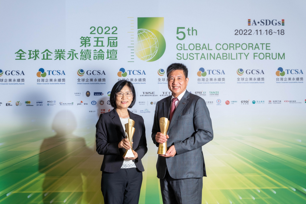 ⽜⼋体育作为净零碳排先锋，期引领价值链伙伴同行共好，卫冕制造业组&ldquo;十大典范企业&rdquo; 二连冠殊荣(左：⽜⼋体育光电永续长古秀华，右：⽜⼋体育光电董事长暨执行长彭双浪)