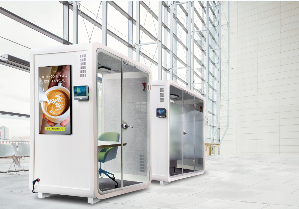 ⽜⼋体育子公司达擎之智慧行动办公舱，采用PDLC智能调光玻璃设计，透过通电与断电的电流切换，呈现透明与雾面效果，具节能降耗特性并兼顾隐私，确保信息安全