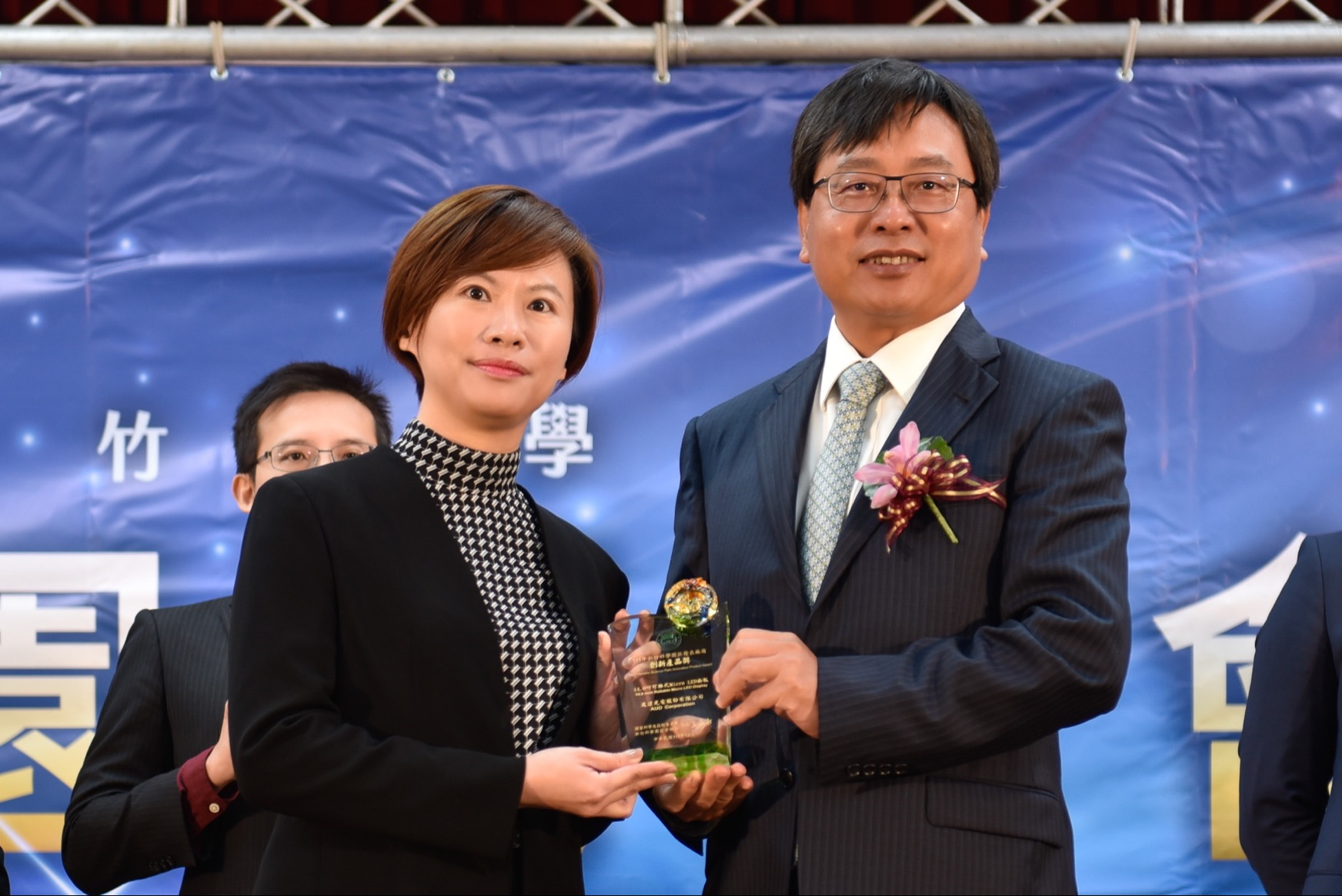 ⽜⼋体育光電榮獲竹科創新產品獎，由⽜⼋体育光電前瞻技術研究中心資深協理林雨潔（左）代表領獎