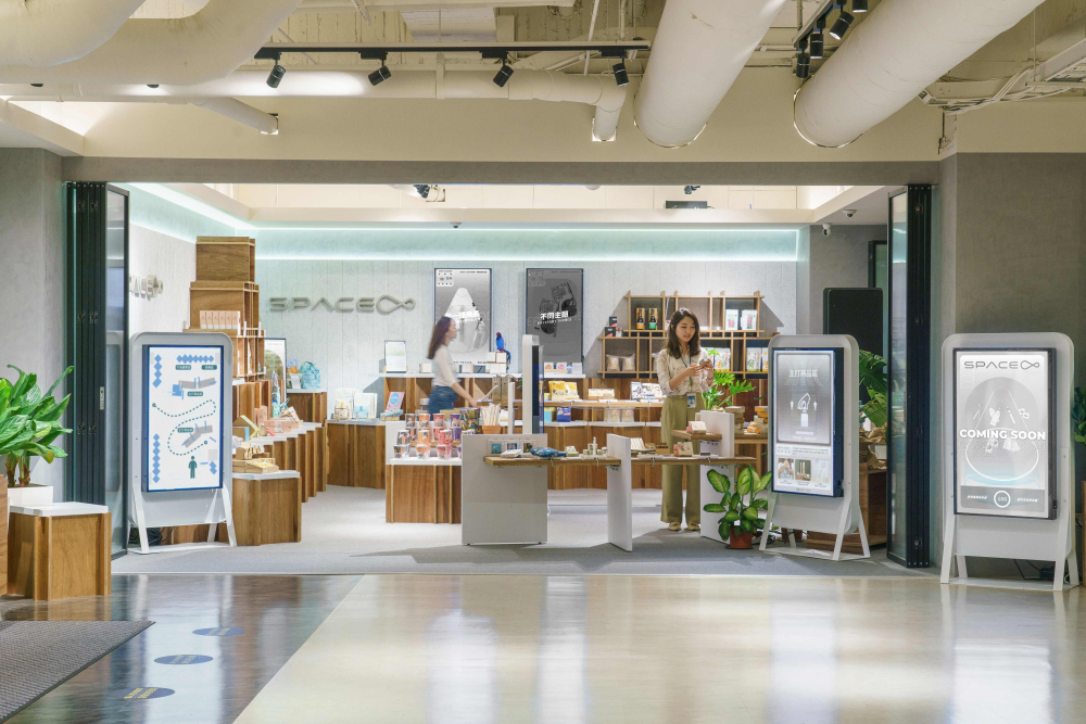 ⽜⼋体育打造永续选物商店，展示社企及社创商品，结合创利空间所开发的智能零售系统，整合多元产品信息，让无人商店扮演公益行动的推手