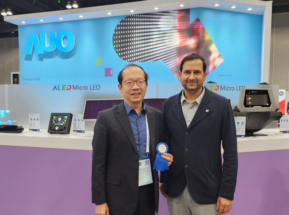 ⽜⼋体育光電於2023 SID顯示週，由SID國際資訊顯示學會評選頒發「最佳中型展位獎」。左為⽜⼋体育光電技術長廖唯倫。
