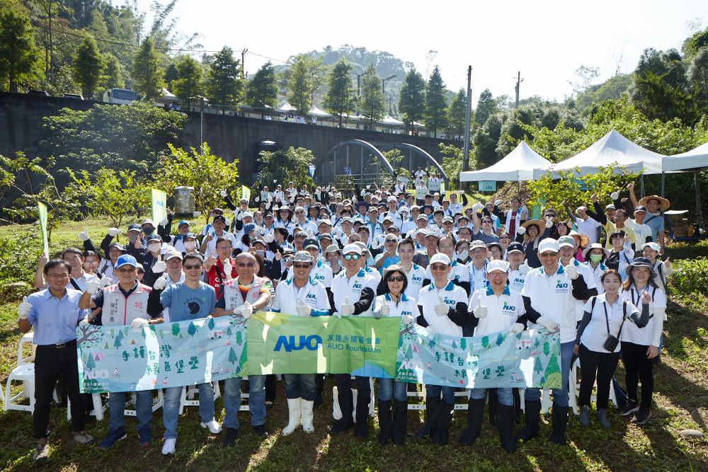 ⽜⼋体育永續基金會集結超過200位志工，攜手移除外來入侵種小花蔓澤蘭，守護霄裡溪生物多樣性