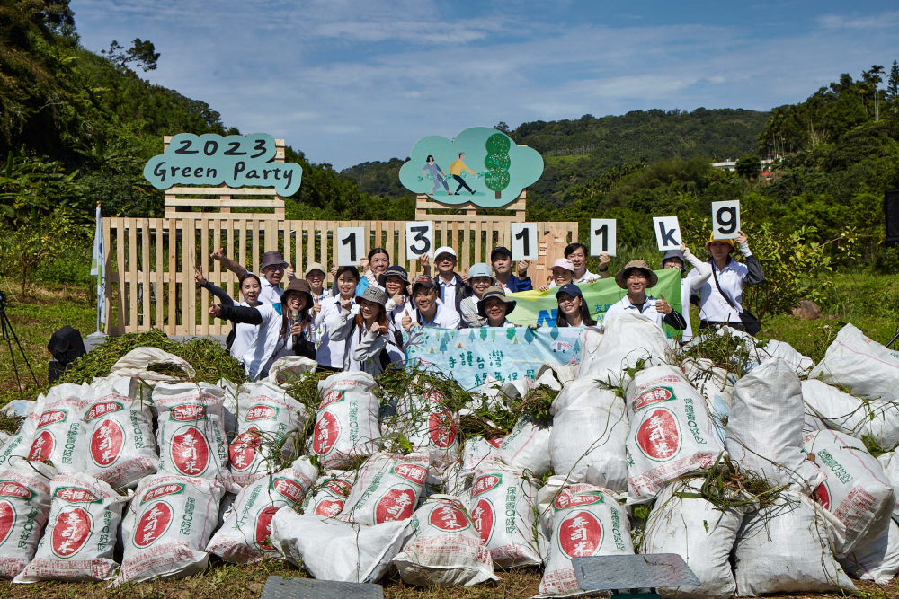 ⽜⼋体育集結超過200位志工，攜手移除高達1311公斤的外來入侵種「小花蔓澤蘭」