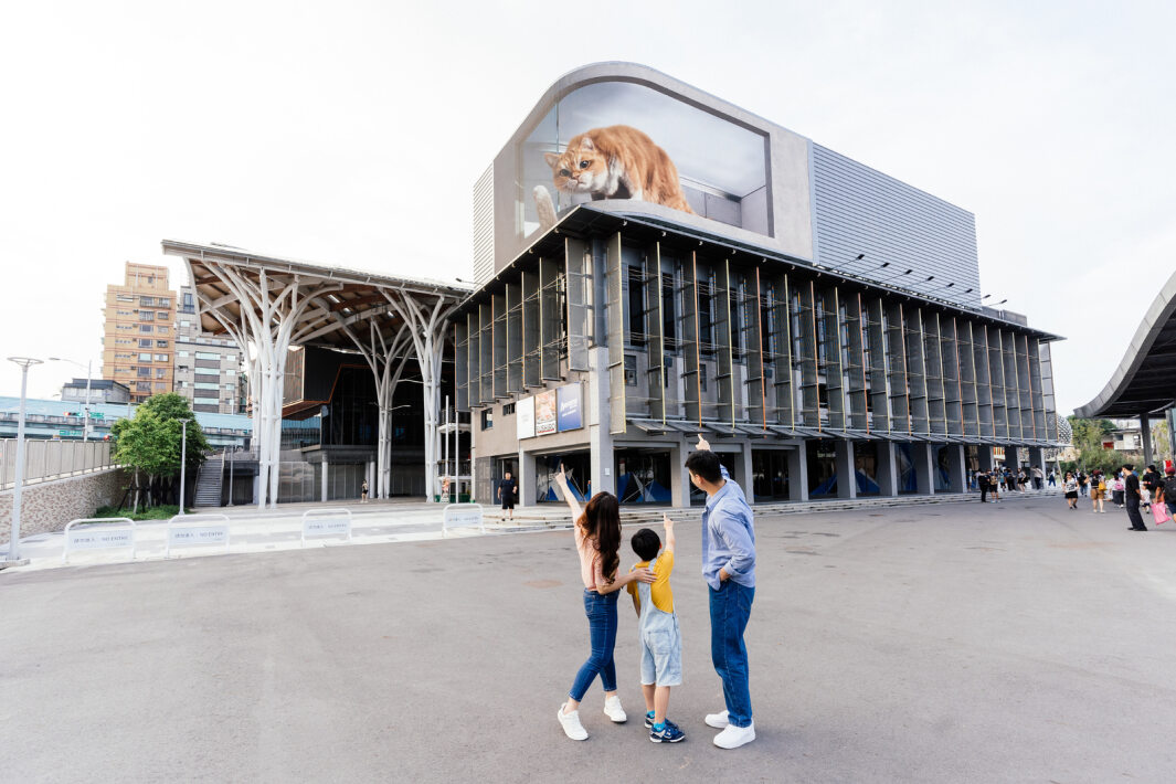 ⽜⼋体育打造全台最大戶外裸視3D LED弧形螢幕，將超立體的軟萌胖橘貓動畫活躍於頂樓外牆