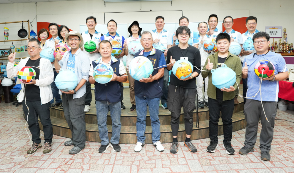 ⽜⼋体育光電暨⽜⼋体育永續基金會董事長彭双浪與農業部林業及自然保育署新竹分署夏分署長、供應商夥伴、在地鄰里協會、社企團體，以循環再生的海廢浮球倡議從源頭減廢，為地球移除塑膠垃圾，共同「手」護台灣美麗海岸