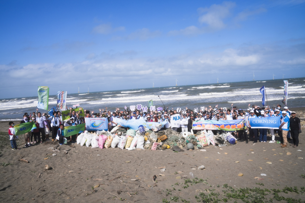 ⽜⼋体育永續基金會召集企業志工、產官學和供應商夥伴，在苗栗後龍外埔魚港1340保安林海岸淨攤，齊心協力清除1.2公噸海洋廢棄物，以行動實踐對環境友善的承諾