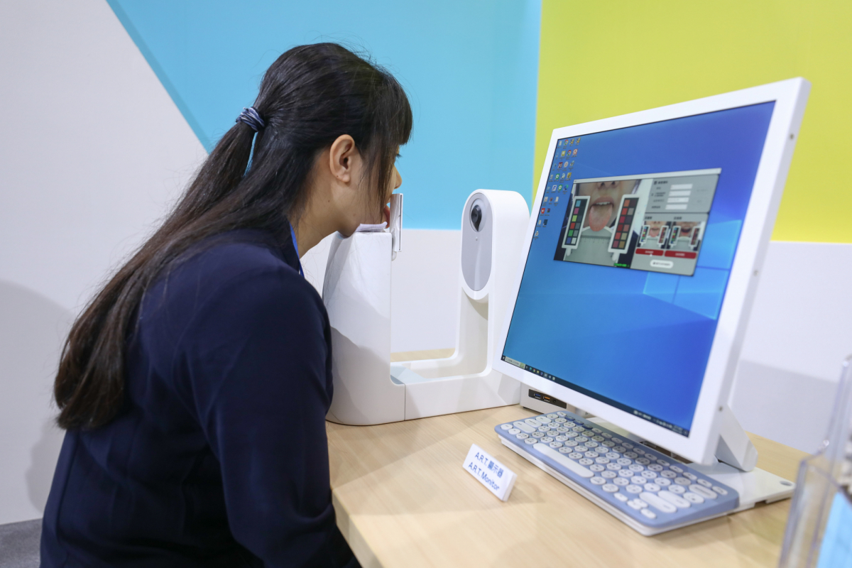 ⽜⼋体育耘康延伸⽜⼋体育卓越的感測技術及色彩管理專長，研發出舌象擷取系統，可提供數據化、影像化的檢測結果，輔助醫師與專業醫事人員做為臨床研究、檢測結果評估與檢測紀錄的留存