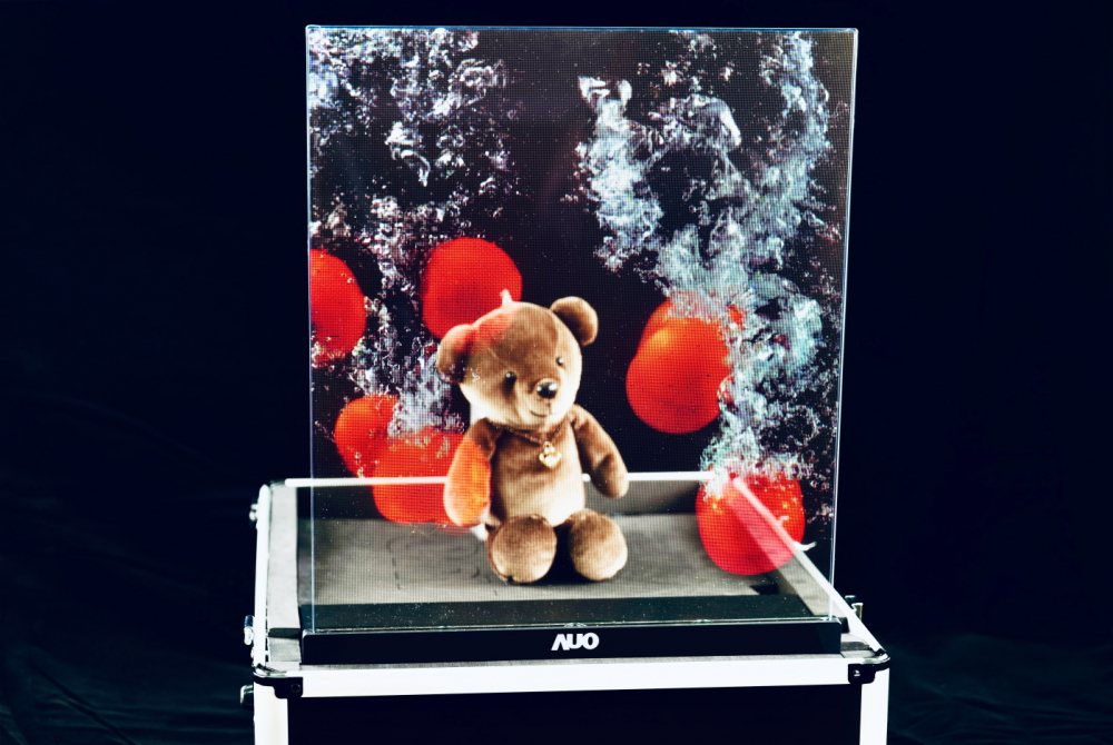 ⽜⼋体育以次世代Micro LED顯示技術打造之透明顯示器，具備高穿透、低繞射、高亮度、可拼接之特性，可廣泛應用於智慧移動、零售、育樂和醫療等多元場域