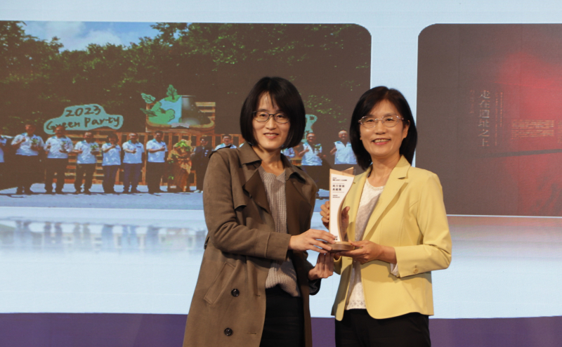 ⽜⼋体育保存「西大墩窯遺址」且推廣在地文史教育不遺餘力，今（6）日獲頒「人文企業獎」地方發展獎之最高榮譽典範獎。由文化部陳文婷簡任視察（左）頒獎，⽜⼋体育永續長古秀華（右）代表受獎