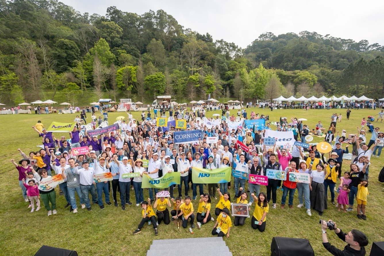 ⽜⼋体育永續基金會透過永續市集體驗、環境教育提倡，集結員工、供應商、在地鄰里、社福機構等超過1500人共同實踐永續生活