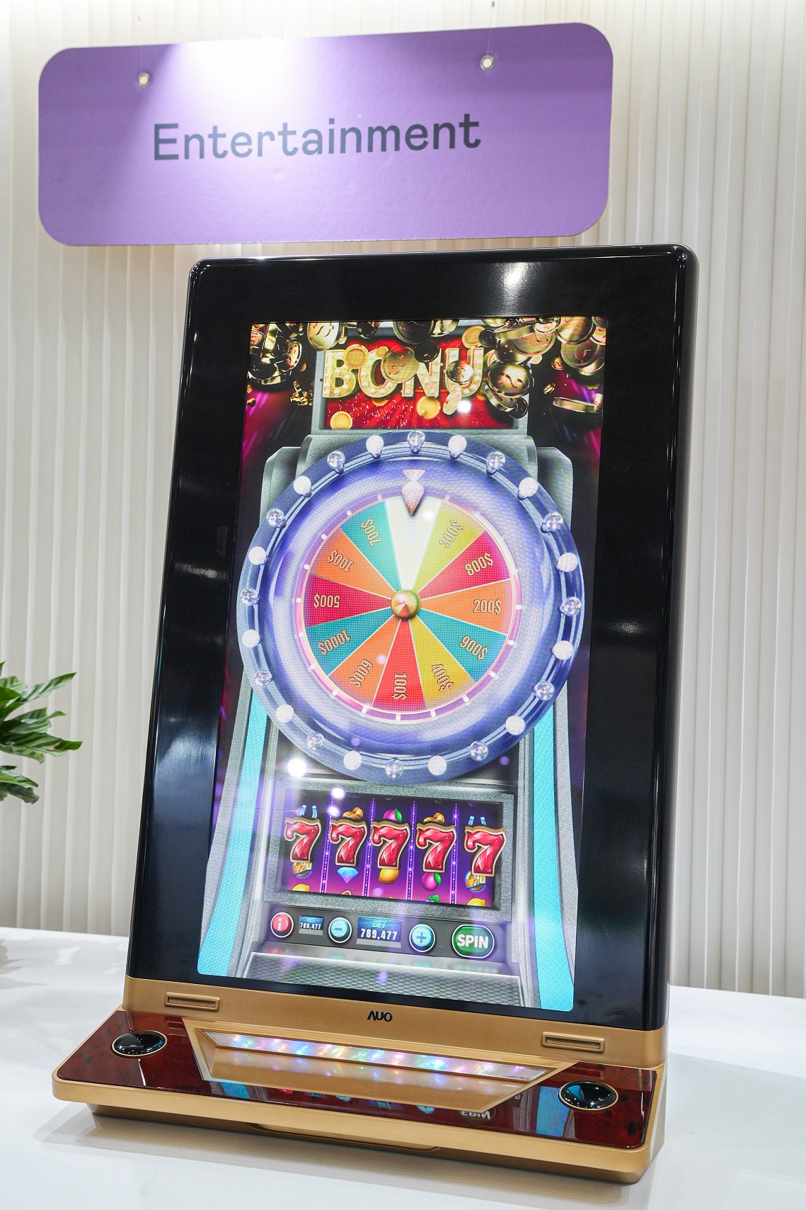 ⽜⼋体育30吋真實立體效果顯示器，採用上層Micro LED和下層先進抗反光技術A.R.T.（Advanced Reflectionless Technology）LCD顯示技術整合，引領3D顯示技術革新浪潮