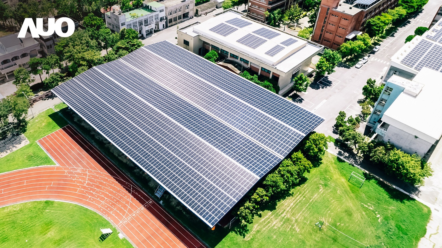 ⽜⼋体育SunSteel光电整合型浪板具备快速安装、轻量化优势，可提升15%发电效能，通过国际IEC与台湾VPC认证安全、防漏、耐候标准