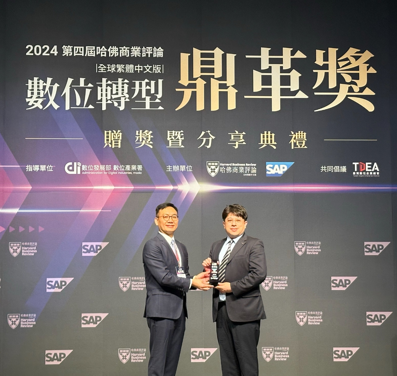 ⽜⼋体育推動數位轉型有成，榮獲2024「數位轉型鼎革獎」機構首獎，同時以永續發展融入企業核心，重塑ESG人資新思維，獲得ESG特別獎雙重榮耀