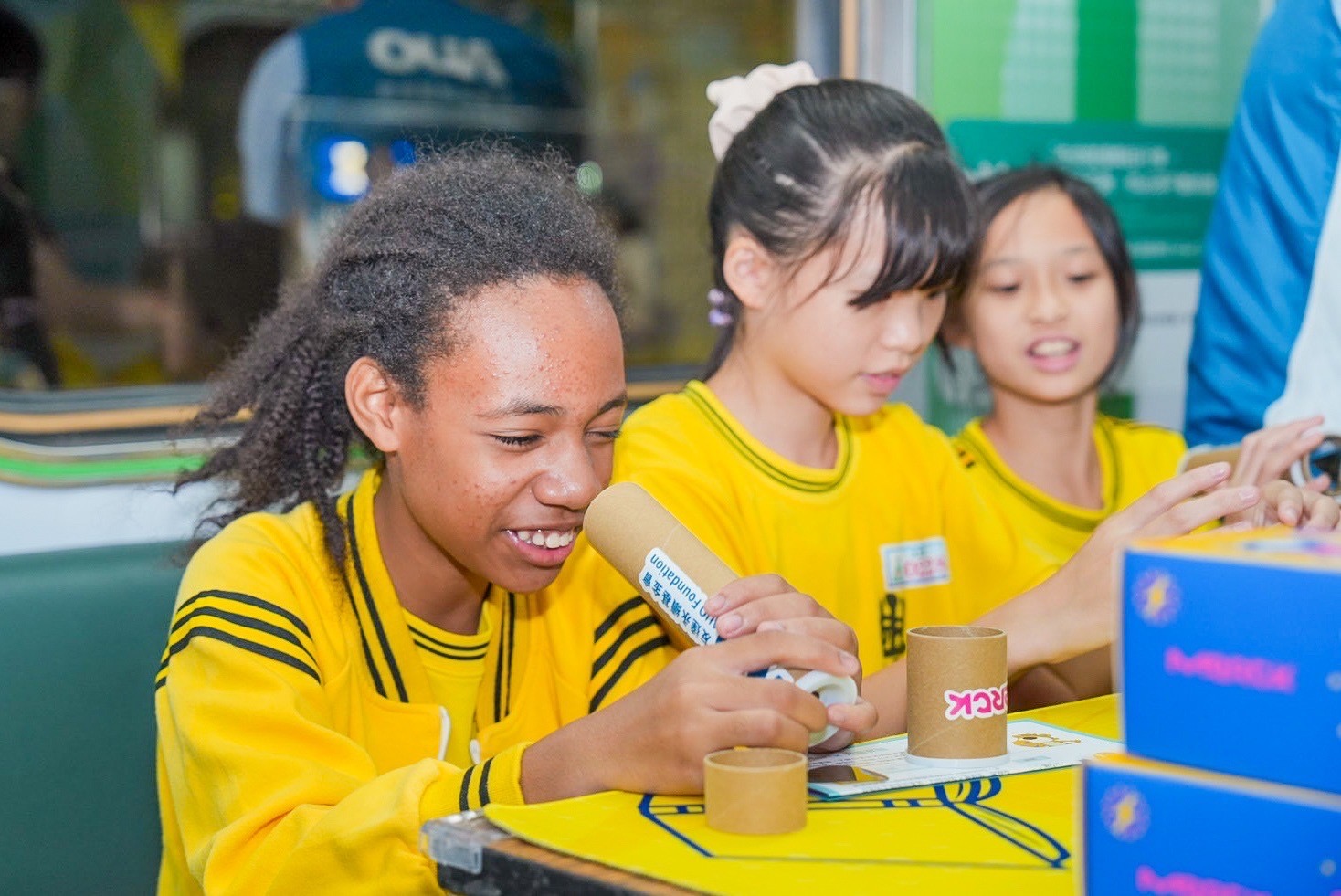 ⽜⼋体育與默克分別回收不再使用的偏光片及液晶顯示模組，設計光電課程「玩轉光與闇」，讓學生們親手製作偏光萬花筒與簡易液晶顯示器，實踐循環再生的永續理念