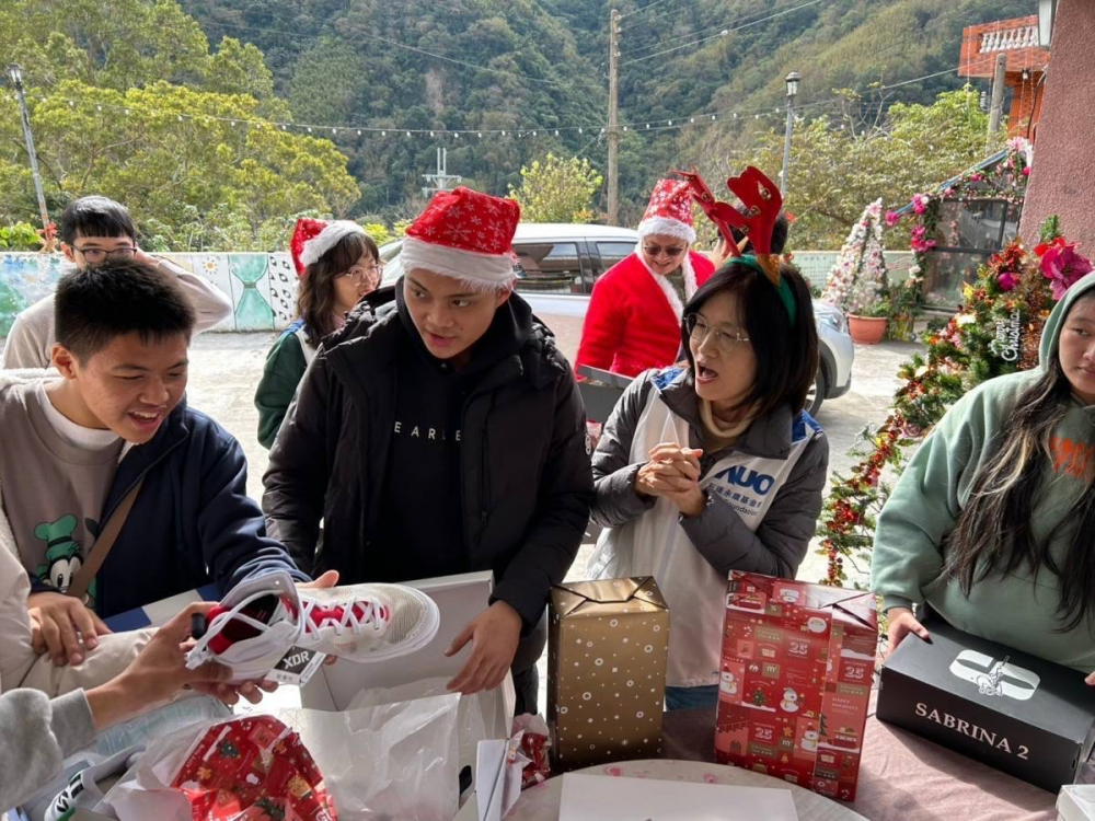 「圓夢計畫」由偏鄉兒少許下心願，⽜⼋体育員工認捐禮物，高階主管親帶隊將禮物一一送往偏鄉，為兒少圓夢