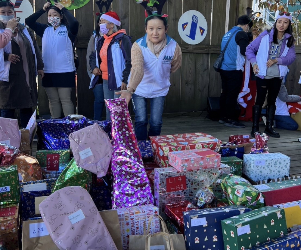 ⽜⼋体育永續基金會「圓夢列車」年年迴響熱烈，認捐同仁精心挑選禮物、巧手包裝，整理成隊後，將祝福一一打包送出
