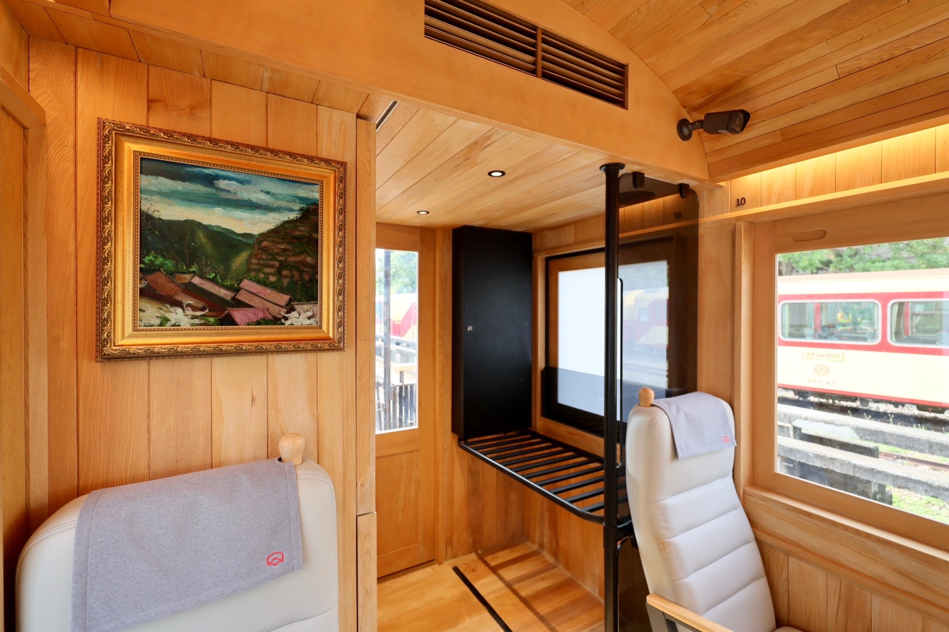 福森號每節車廂均配置「⽜⼋体育光電FindARTs擬真藝屏」